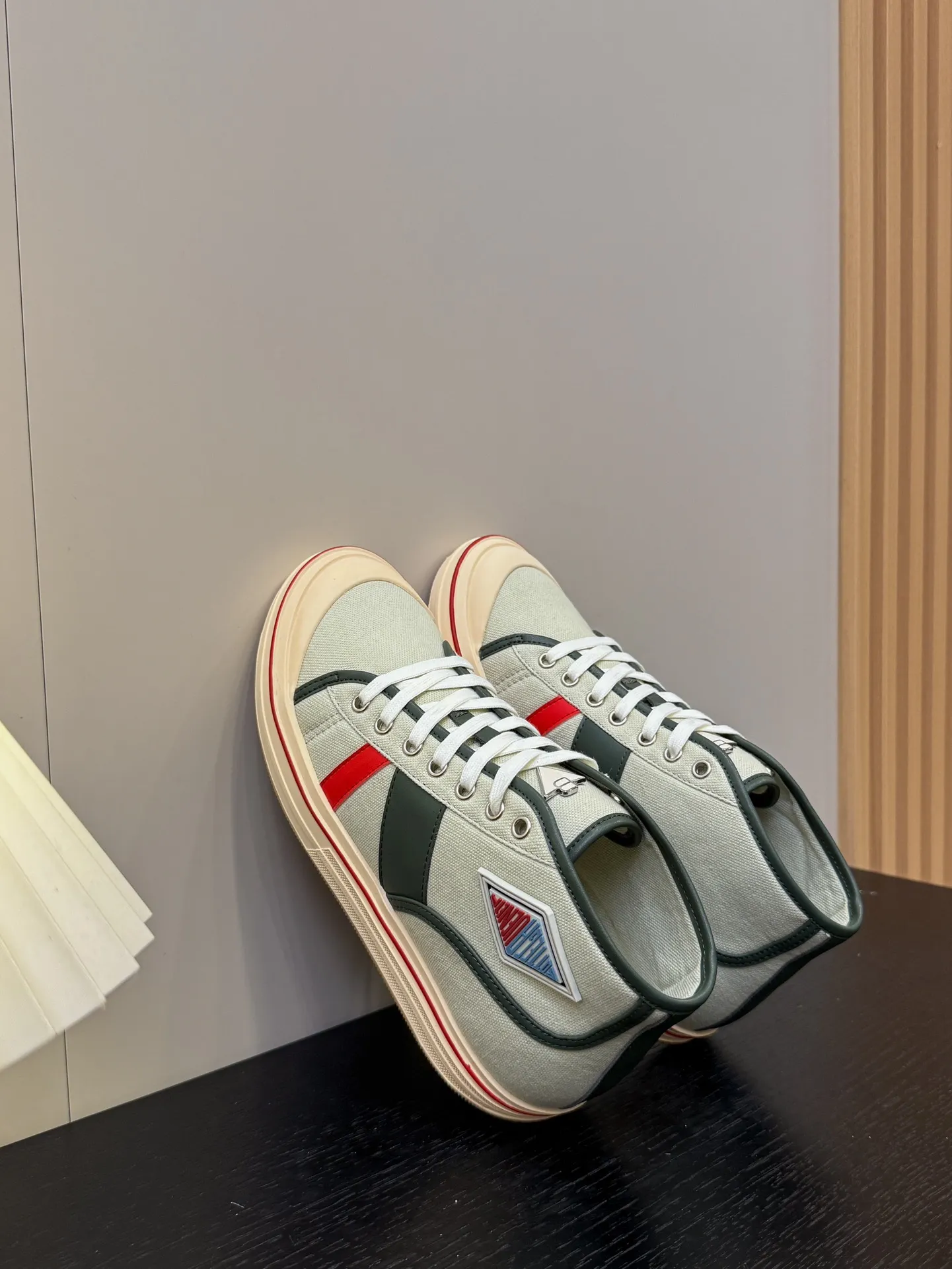 👟👟Ex-factory price 480👟👟 (Men’s size +1️⃣0️⃣) BVOrbit’s latest 2025 catwalk model, developed 1:1 from the original board, classic color matching elements! This is the biggest highlight of this shoe, eye-catching but not exaggerated design, super cool for daily use, super versatile whether paired with pants, sweaters or skirts, looks good no matter how you wear it, the more you look at it, the more you like it ❗️ Outsole: Original outsole Color: 4 colors Size: Female 35-40 Male 39-44